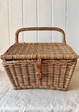 Load image into Gallery viewer, Vintage huntsman's style picnic basket
