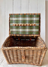 Load image into Gallery viewer, Vintage huntsman's style picnic basket