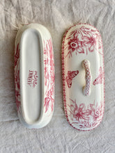 Load image into Gallery viewer, Pink and white Victorian soap/toothbrush dish with botanical detailing