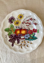 Load image into Gallery viewer, A pair of Copeland Spode Reynolds dinner plates