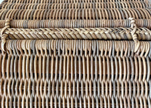 Load image into Gallery viewer, Vintage huntsman&#39;s style picnic basket
