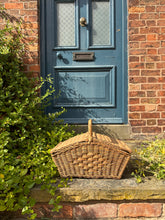 Load image into Gallery viewer, Vintage huntsman's style picnic basket
