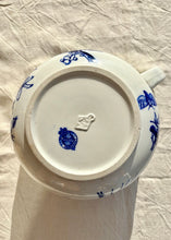 Load image into Gallery viewer, Classical blue and white chamber pot/planter with parakeets in blossom tree
