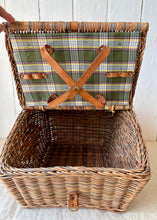 Load image into Gallery viewer, Vintage huntsman&#39;s style picnic basket
