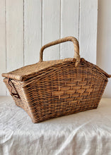Load image into Gallery viewer, Vintage huntsman&#39;s style picnic basket
