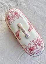 Load image into Gallery viewer, Pink and white Victorian soap/toothbrush dish with botanical detailing
