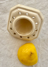 Load image into Gallery viewer, Mini lemon juicer
