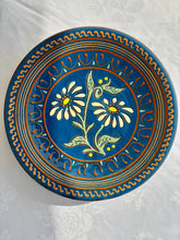 Load image into Gallery viewer, Blue Puigdemont slip glazed daisy plate
