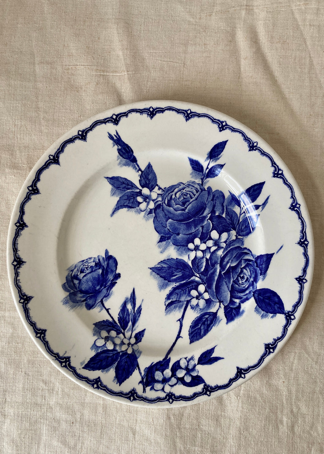 Blue and white rose plate by Broadhurst, Staffs.