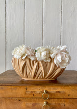 Load image into Gallery viewer, Classic Sylvac blush Hyacinth Leaf mantle vase (style 2485)
